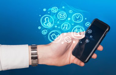 El smartphone telefon app seçenekleri ile tutarak