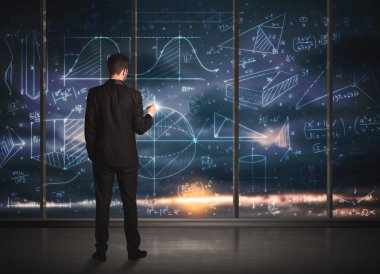 İş adamı iş grafikleri çiziyor