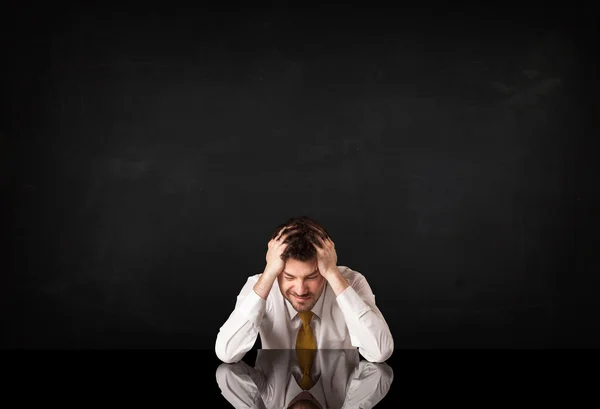 Empresario sentado en un escritorio — Foto de Stock