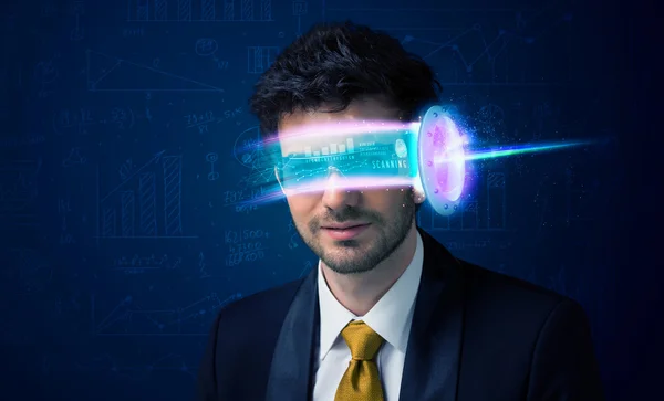 Man van de toekomst met high tech smartphone bril — Stockfoto