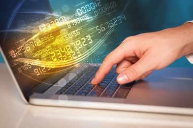 Modern defter üzerinde gelen sayı teknoloji veri ile yazarak adam