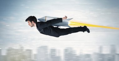 süper kahraman iş adamı ile jet pack roket CIT yukarıda uçan