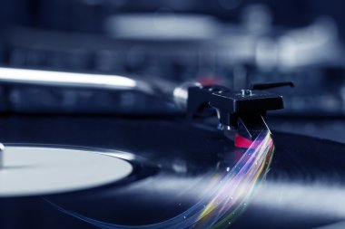Renkli soyut çizgilerle vinil müzik çalan müzik çalar