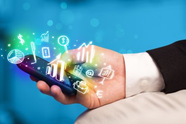 Finans ve pazar simgelerine ve sembollerine sahip akıllı telefon