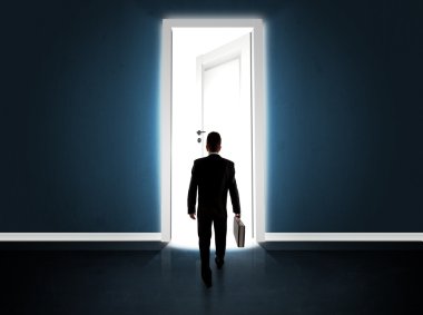 Büyük parlak kapıyı açan bir iş adamı.