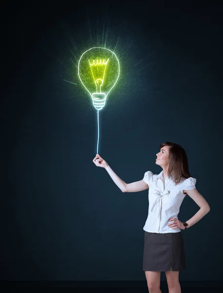 Zakenvrouw met een ideeënlamp — Stockfoto