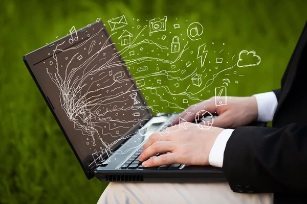 Homem pressionando notebook laptop computador com doodle ícone nuvem sym — Fotografia de Stock