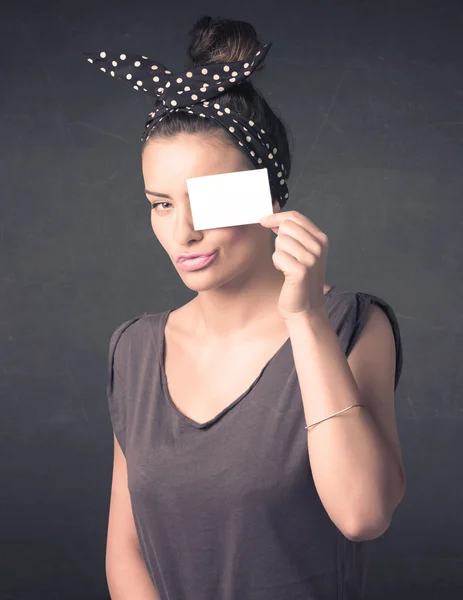 Bella ragazza tenendo vuoto copia spazio carta a il suo occhi — Foto Stock