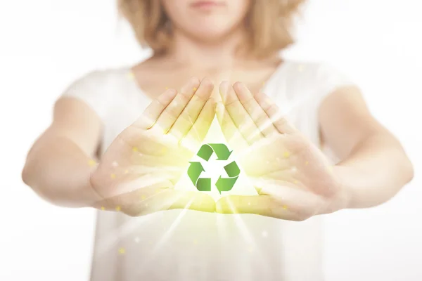 Händerna skapar ett formulär med återvinningsskylt — Stockfoto