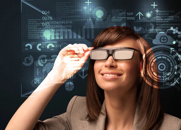 Mujer joven mirando con gafas futuristas inteligentes de alta tecnología — Foto de Stock
