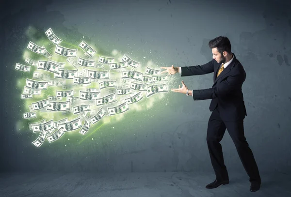 Biznesmen rzucający dużo banknotów dolarowych — Zdjęcie stockowe