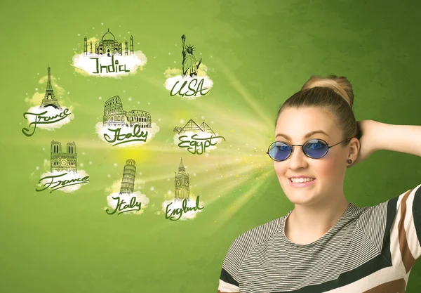 Happy young girl with sunglasses traveling to cities around the — Stock Photo, Image