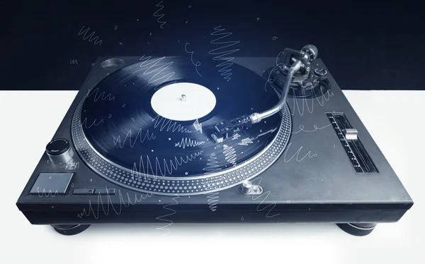 Turntable elle çizilmiş çizgilerle müzik çalıyor — Stok fotoğraf