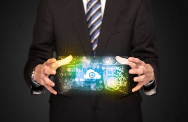 Veri bulutu tutan işadamı