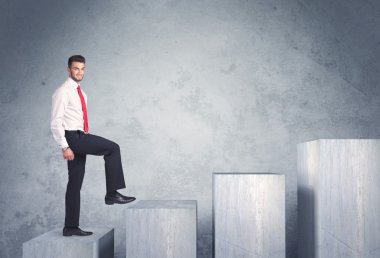 Bir merdiven çıkıyorum