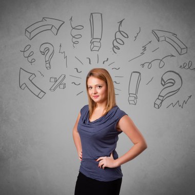 Soru işareti çizen sevimli genç kız.