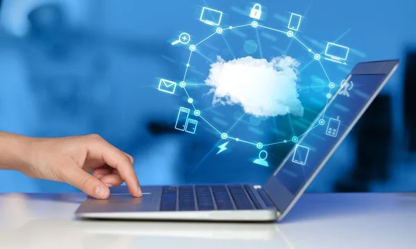 Lavorare a mano con un diagramma Cloud Computing — Foto Stock