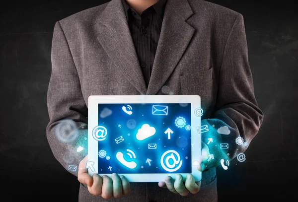 Человек, держащий планшет с голубыми иконками и символами технологии — стоковое фото