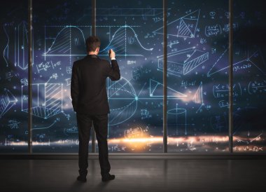 İş adamı iş grafikleri çiziyor