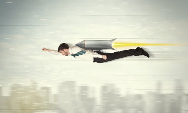 süper kahraman iş adamı ile jet pack roket CIT yukarıda uçan