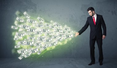 İş adamı bir sürü dolar savuruyor.