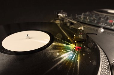 müzik oyuncu oynarken vinil ile parlayan gerek gelen satırları