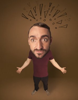 Sosyal ünlem işaretli koca kafalı insan.