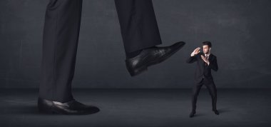 Dev kişi küçük işadamı kavramı üzerinde adım