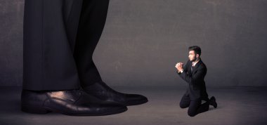 Büyük bacaklar ve küçük iş adamları ön planda duruyor.