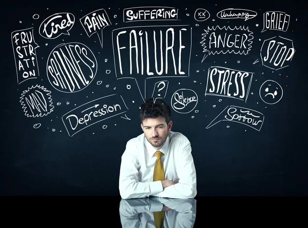 Hombre de negocios deprimido sentado bajo cajas de pensamientos problemáticos — Foto de Stock