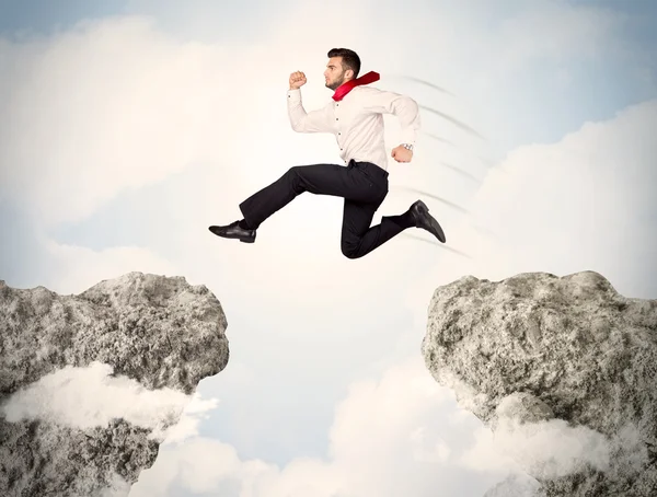 Hombre de negocios feliz saltando por un acantilado — Foto de Stock