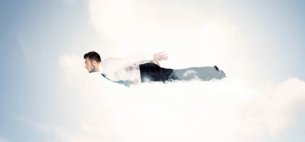 Hombre de negocios volando como un superhéroe en las nubes en el cielo —  Fotos de Stock