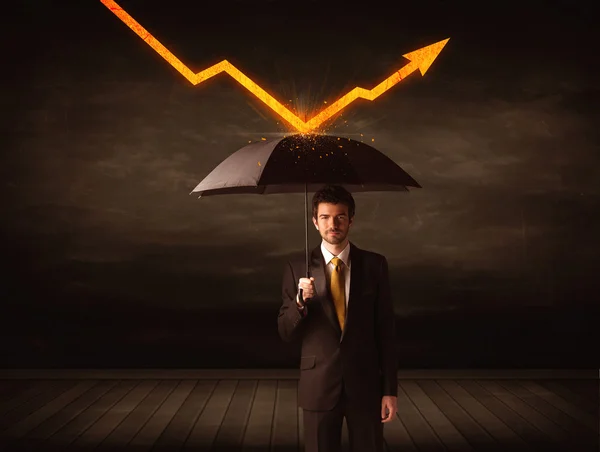 Homme d'affaires debout avec parapluie gardant flèche orange — Photo