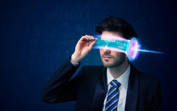 Mannen från framtiden med högteknologiska smartphone glasögon — Stockfoto