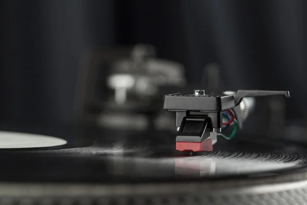 Giradiscos tocando vinilo de cerca con aguja en el disco —  Fotos de Stock