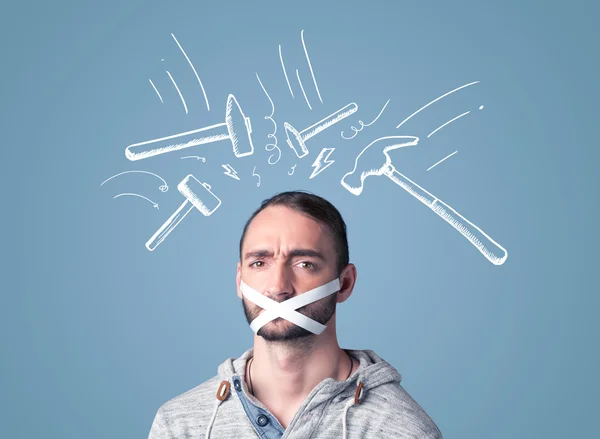 Jeune homme avec bouche collée et coups de marteau marques — Photo