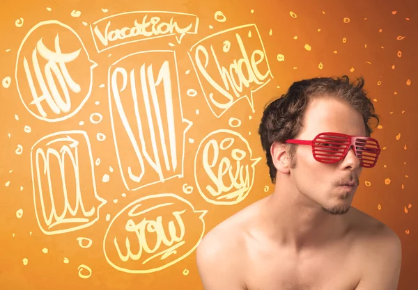Adolescent cool avec lunettes de soleil d'été et typographie de vacances — Photo