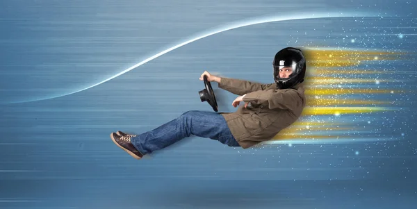 Mladý muž v imaginární rychlé auto s rozmazané čáry — Stock fotografie