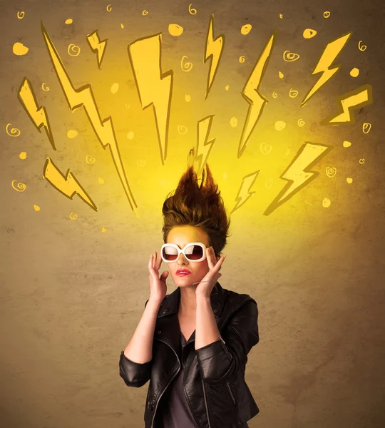 Ung kvinna med frisyr och handritade blixtar — Stockfoto