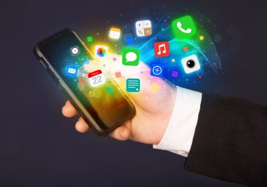 Renkli uygulama simgeleriyle el ele tutuşan akıllı telefon