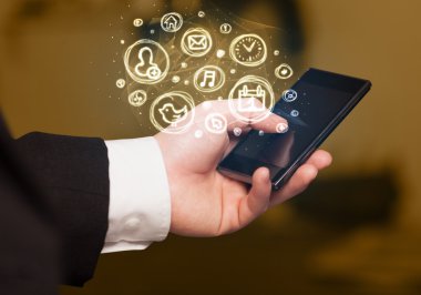 El smartphone telefon app seçenekleri ile tutarak