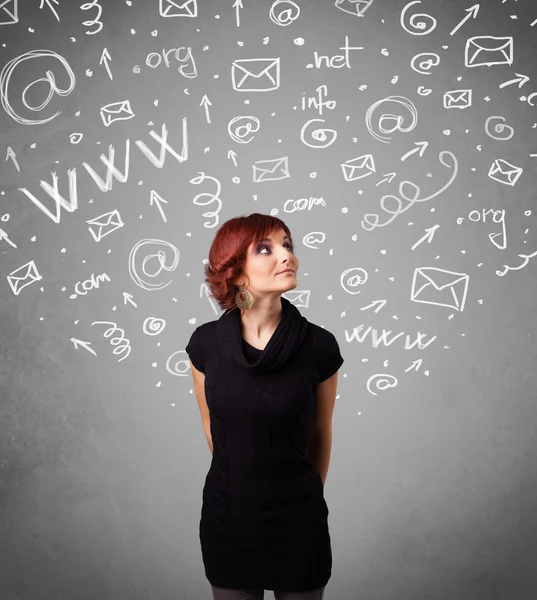 soyut beyaz ortam simgesini karalamalar ile genç ve güzel kız