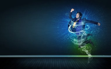 Yetenekli neşeli iş adamı parlayan enerji hatlarıyla zıplıyor