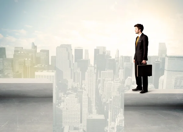 Businessman standing on the edge of rooftop — Stock Photo, Image