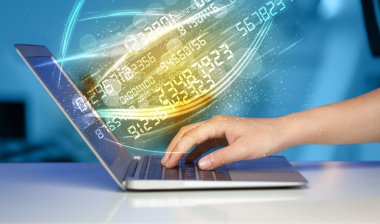 Modern defter üzerinde gelen sayı teknoloji veri ile yazarak adam