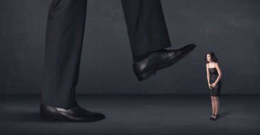 Dev kişi küçük işkadını kavramı üzerinde adım