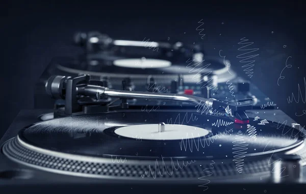 Turntable elle çizilmiş çizgilerle müzik çalıyor — Stok fotoğraf