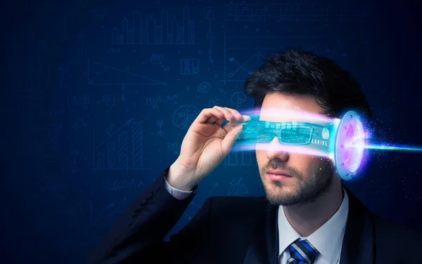 Man van de toekomst met high tech smartphone bril — Stockfoto