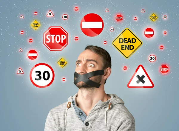 Jeune homme avec bouche collée et feux de signalisation — Photo