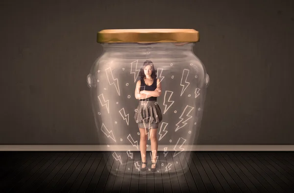Femme d'affaires à l'intérieur d'un bocal en verre avec la foudre dessins concept — Photo